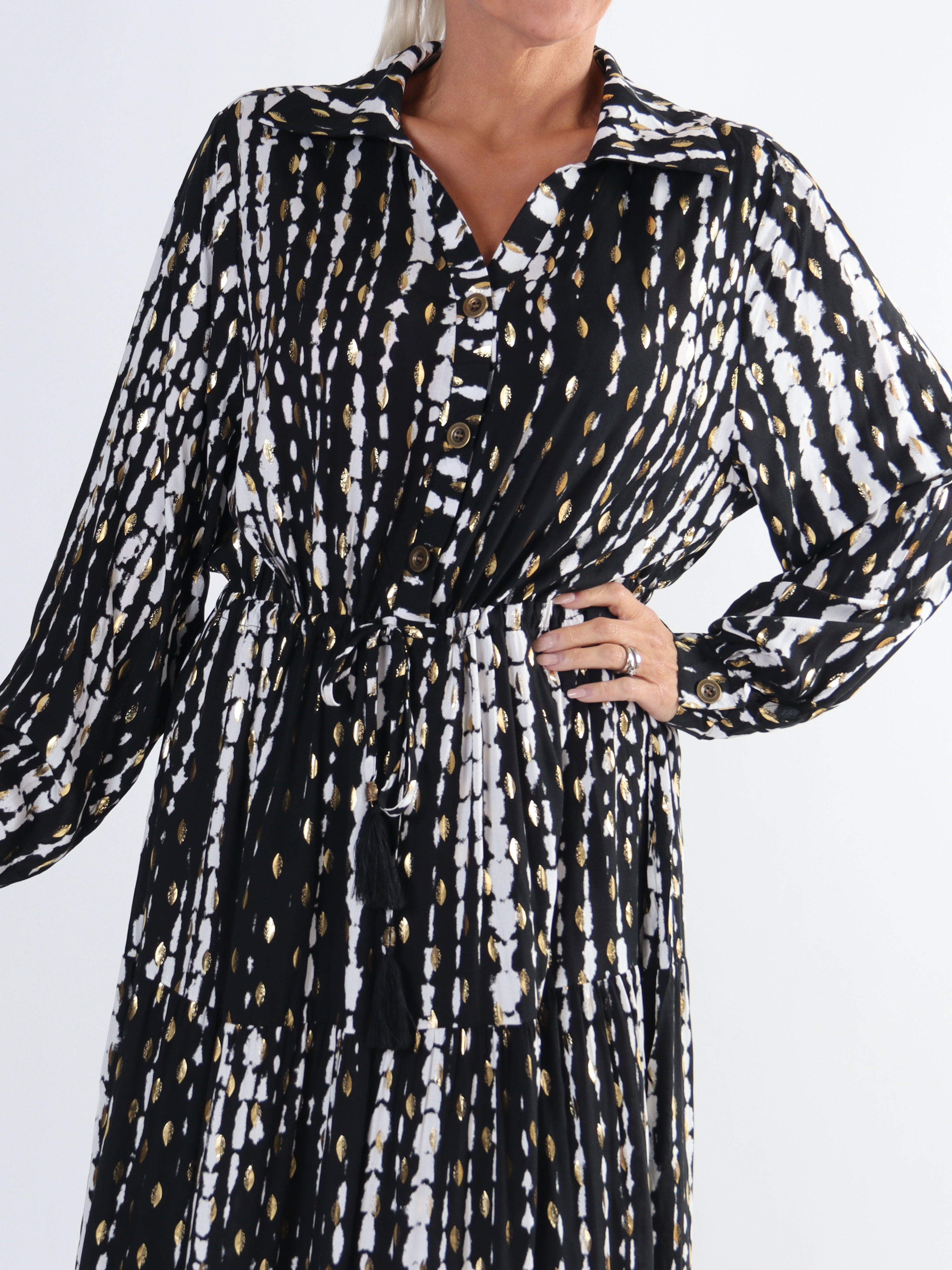 Shelly - Lang plus size kjole i viskose med gulddetaljer